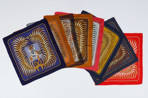 Suite de 8 foulards ou pochettes gavroche, modèle Tigre royal