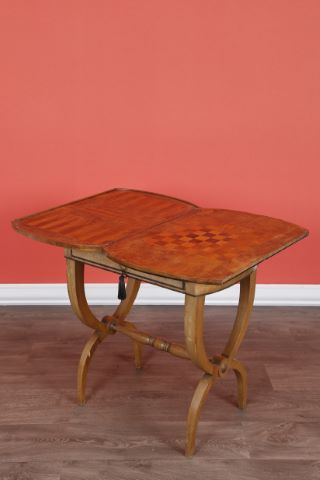 Table à jeux de style Charles X à piétement curule