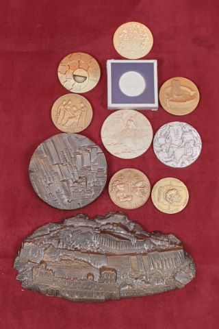 Collection d’une centaine de médailles et plaques commémoratives