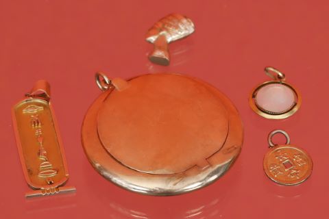 Pilulier formant face à main + pendentifs [3]