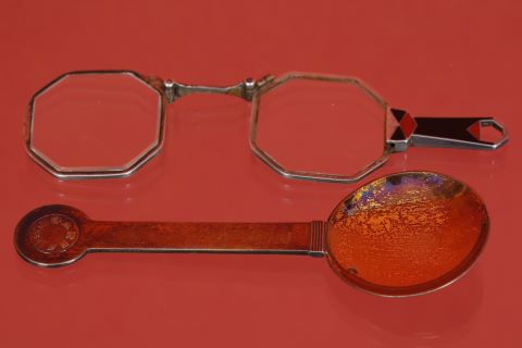 Lunettes + cuillère commémorative