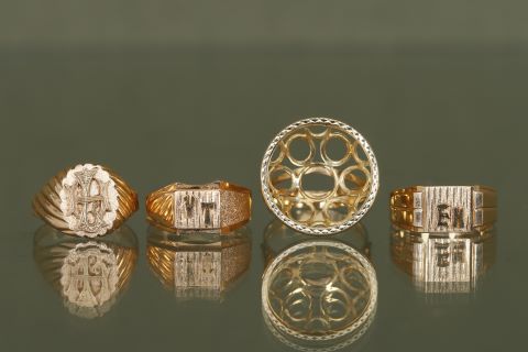 3 bagues chevalières + 1 monture de bague