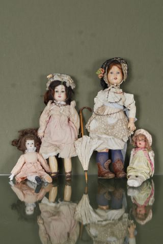 4 poupées anciennes