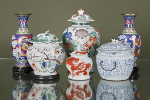 6 vases dont couverts