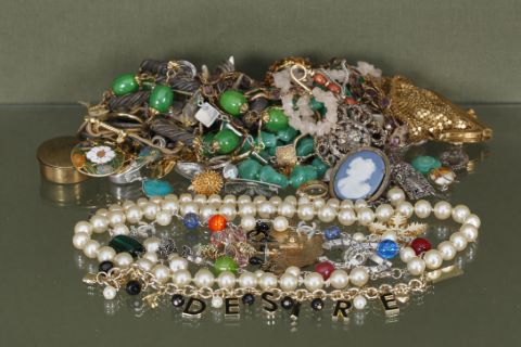 Important ensemble de bijoux fantaisie et de créateurs