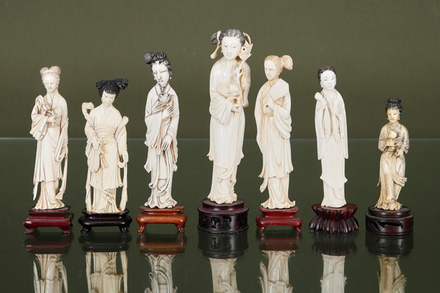 7 guanyin portant des attributs
