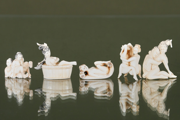 5 netsuke et figurines à sujet érotique