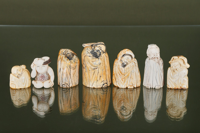 7 figurines de vieillards et enfant au masque du théâtre…