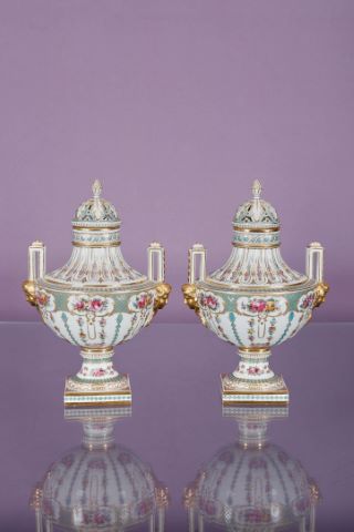 Paire d’urnes couvertes de style Louis XVI