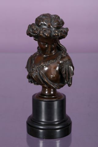 Buste de femme à la poitrine dénudée
