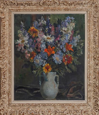 Bouquet de fleurs au broc sur un entablement