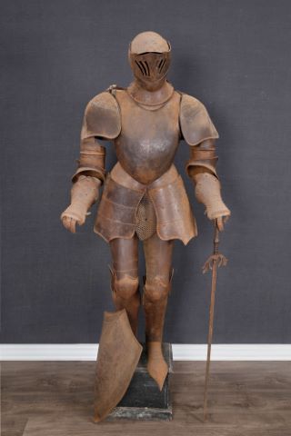 Armure médiévale articulée de chevalier dans le goût italien du…