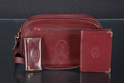 1 sac à main + 1 porte-monnaie + 1 porte-clés