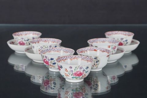 7 tasses et 4 sous-tasses