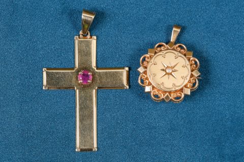 1 pendentif croix + 1 broche pendentif