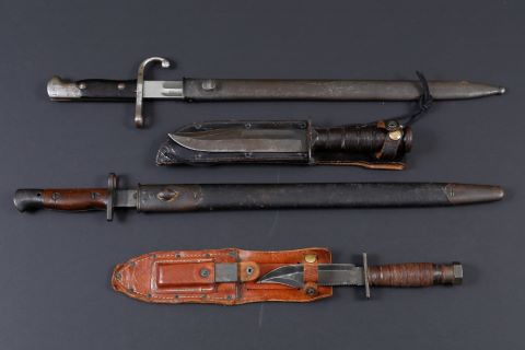 2 baïonnettes + 2 poignards militaires
