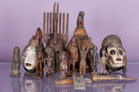 Ensemble de masques et statuettes décoratifs