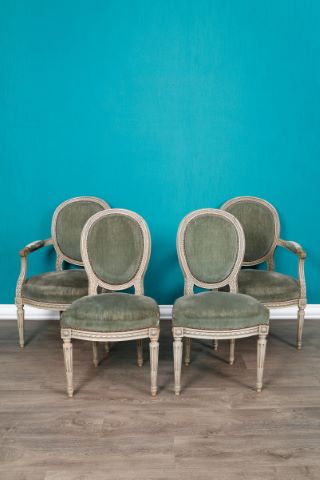 2 chaises + 2 fauteuils à dossier médaillon [+1]