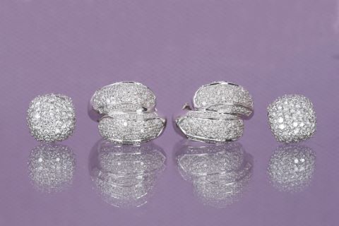 2 paires de clous d’oreille