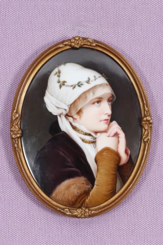 Portrait de femme les mains jointes