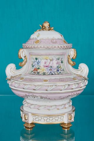 Grand vase couvert de style Louis XV