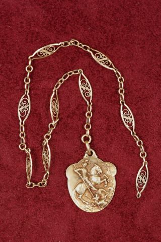 Médaille de saint Georges et une chaîne