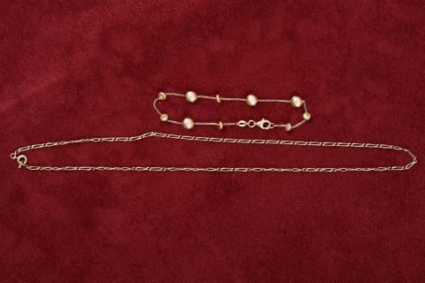 1 chaîne et 1 bracelet retenant des sphères
