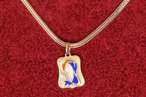 Médaille émaillée représentant la Vierge avec une chaîne