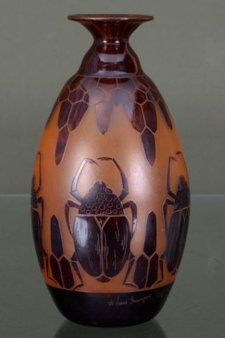Rare vase, modèle aux scarabées