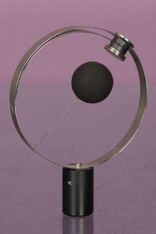 Antigravité magnétique à la boule noire