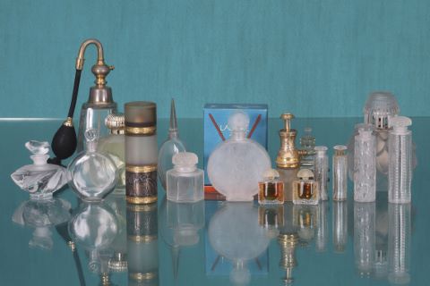 Ensemble de 18 flacons de parfum