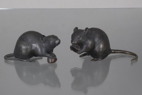 Deux okimono : rats enserrant des châtaignes