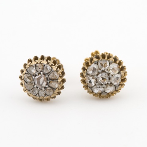 Deux clous d'oreilles