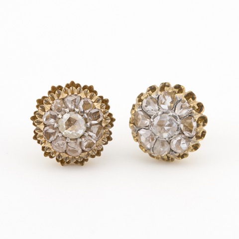 Deux clous d'oreilles