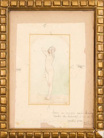Femme nue se tenant les cheveux