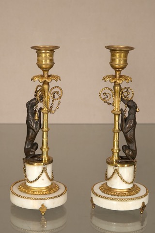 Paire de flambeaux aux lévriers